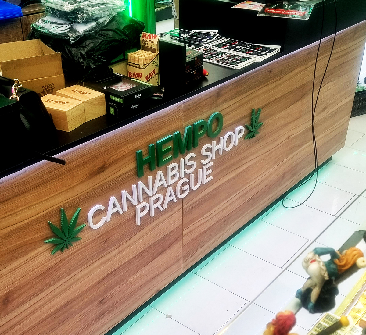 Nesvětelná písmena a loga Hempo Cannabis Shop Prague